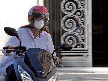 Una motorista con mascarilla Una motorista con mascarilla