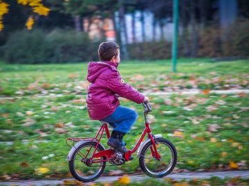 Niño en bicicleta Niño en bicicleta