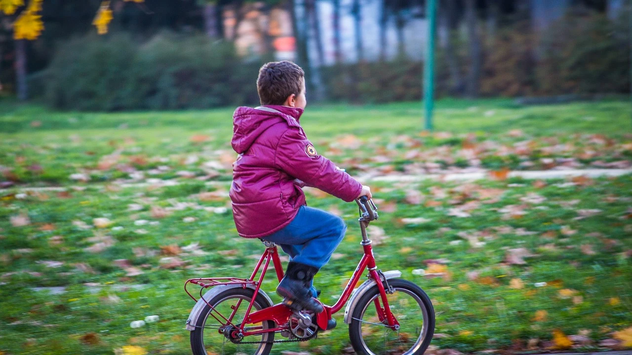 Niño en bicicleta