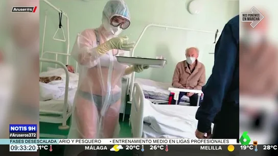 Expedientan a una enfermera por llevar sólo ropa interior bajo el traje de protección Expedientan a una enfermera por llevar sólo ropa interior bajo el traje de protección