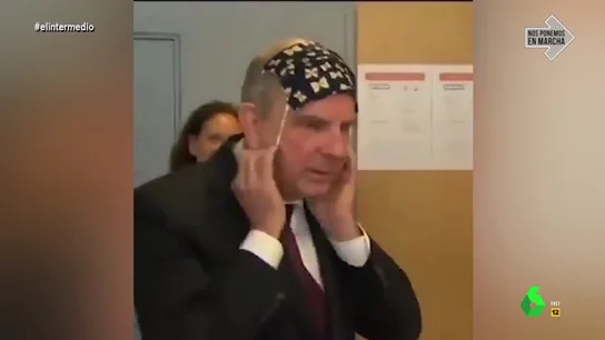 Las imágenes más surrealistas de políticos que "aún están tratando de sacarse el carnet de mascarilleros" Las imágenes más surrealistas de políticos que "aún están tratando de sacarse el carnet de mascarilleros"