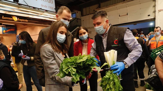 Los reyes durante su visita a Mercamadrid Los reyes durante su visita a Mercamadrid