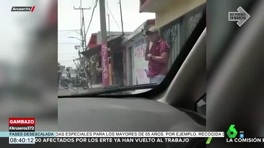 Sale del coche para escuchar una nota de voz de su amante y el Bluetooth activado provoca que su esposa le descubra Sale del coche para escuchar una nota de voz de su amante y el Bluetooth activado provoca que su esposa le descubra