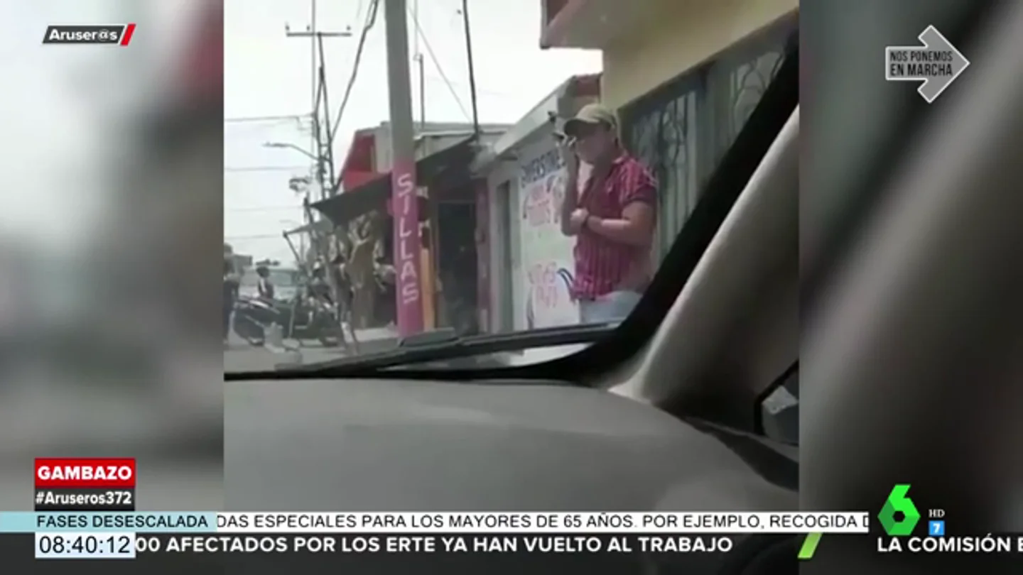 Sale del coche para escuchar una nota de voz de su amante y el Bluetooth activado provoca que su esposa le descubra Sale del coche para escuchar una nota de voz de su amante y el Bluetooth activado provoca que su esposa le descubra