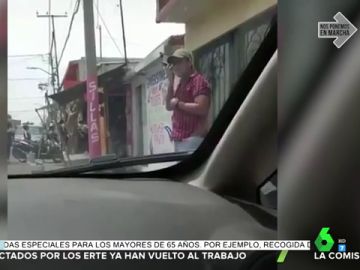 Sale del coche para escuchar una nota de voz de su amante y el Bluetooth activado provoca que su esposa le descubra Sale del coche para escuchar una nota de voz de su amante y el Bluetooth activado provoca que su esposa le descubra