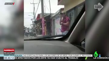 Sale del coche para escuchar una nota de voz de su amante y el Bluetooth activado provoca que su esposa le descubra