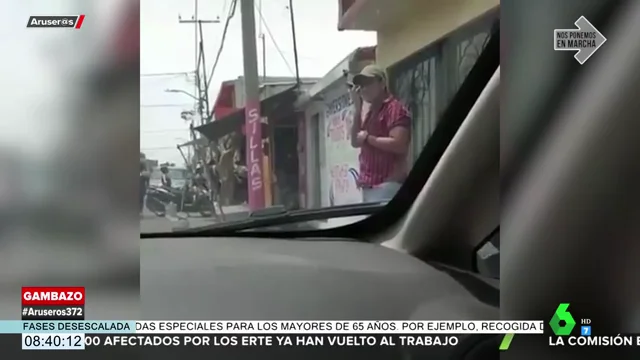 Sale del coche para escuchar una nota de voz de su amante y el Bluetooth activado provoca que su esposa le descubra