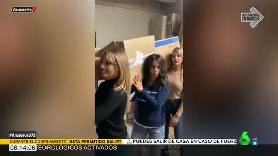 La divertida versión del 'meme' de los africanos bailando con el ataúd de las chicas de Aruser@s La divertida versión del 'meme' de los africanos bailando con el ataúd de las chicas de Aruser@s
