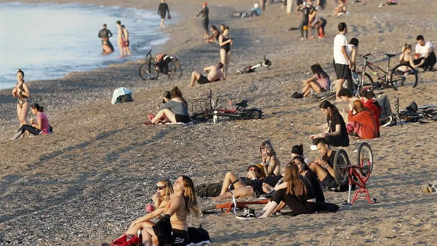 Ambiente en la playa de la Barceloneta a primera hora de este jueves