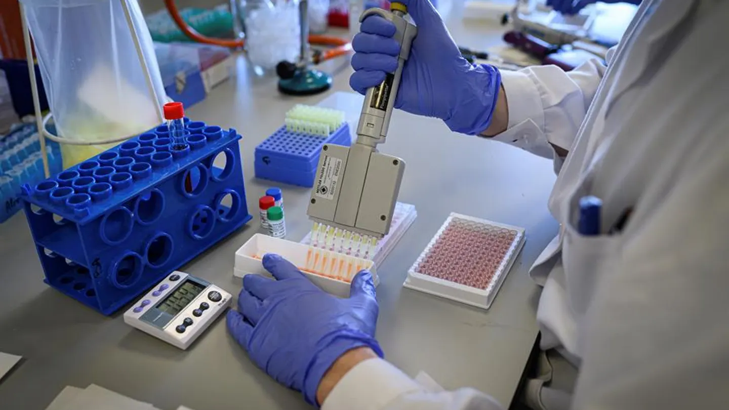 Laboratorio de una empresa de biotecnología durante unas pruebas Laboratorio de una empresa de biotecnología durante unas pruebas