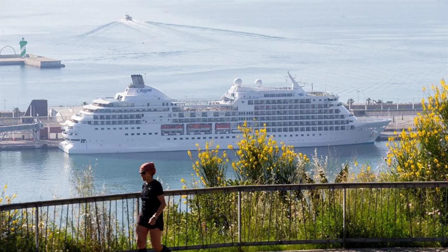 Crucero en cuarentena en el puerto de Barcelona Crucero en cuarentena en el puerto de Barcelona