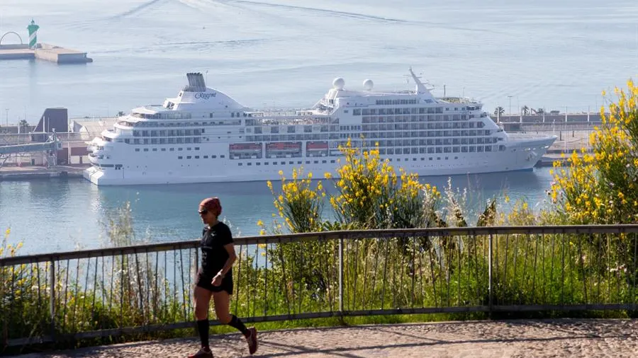 Crucero en cuarentena en el puerto de Barcelona