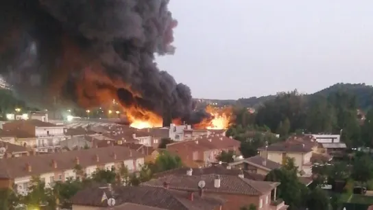 Arde con intensidad una empresa de reciclaje de Sarrià de Ter, Girona Arde con intensidad una empresa de reciclaje de Sarrià de Ter, Girona