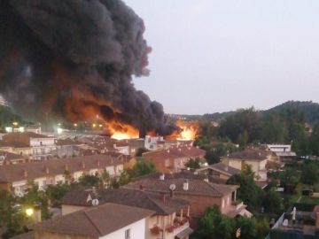 Arde con intensidad una empresa de reciclaje de Sarrià de Ter, Girona Arde con intensidad una empresa de reciclaje de Sarrià de Ter, Girona