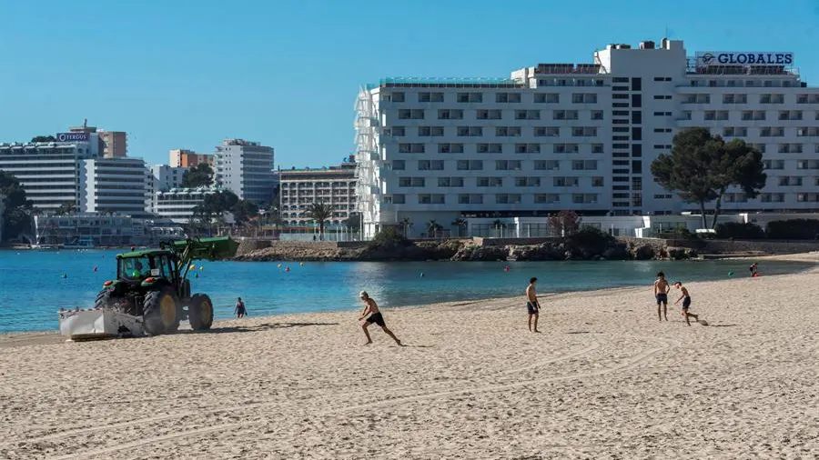  Puesta a punto de la playa de Son Matias de Calviá, Mallorca de cara a y paso a la fase 2 de la desescalada.