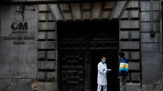 Centro de salud en la ciudad de Madrid Un hombre trata de entrar en un centro de salud en Madrid este miércoles durante la fase 0 de desescalada del estado de alarma por el coronavirus.