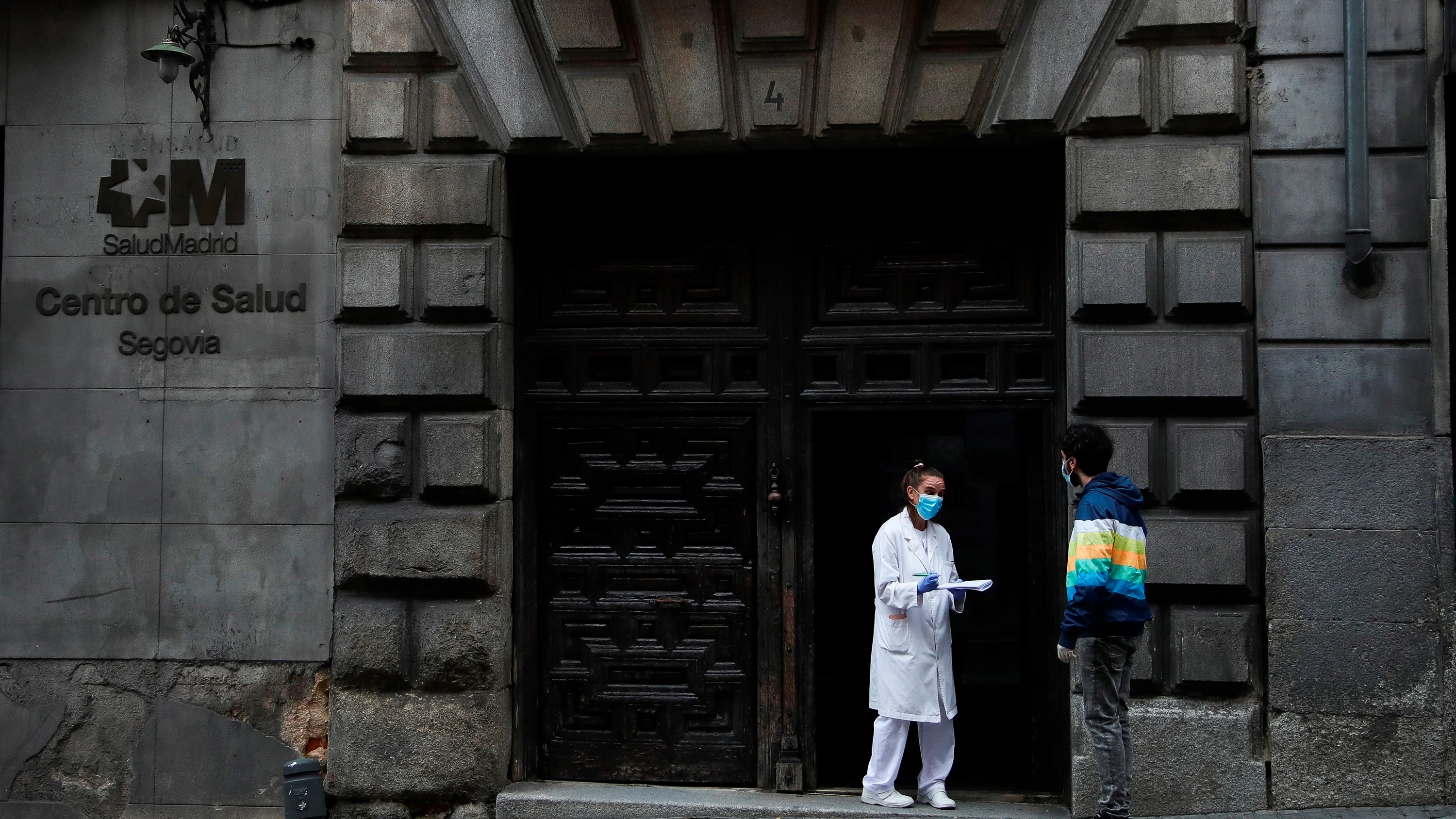 Un hombre trata de entrar en un centro de salud en Madrid este miércoles durante la fase 0 de desescalada del estado de alarma por el coronavirus. 