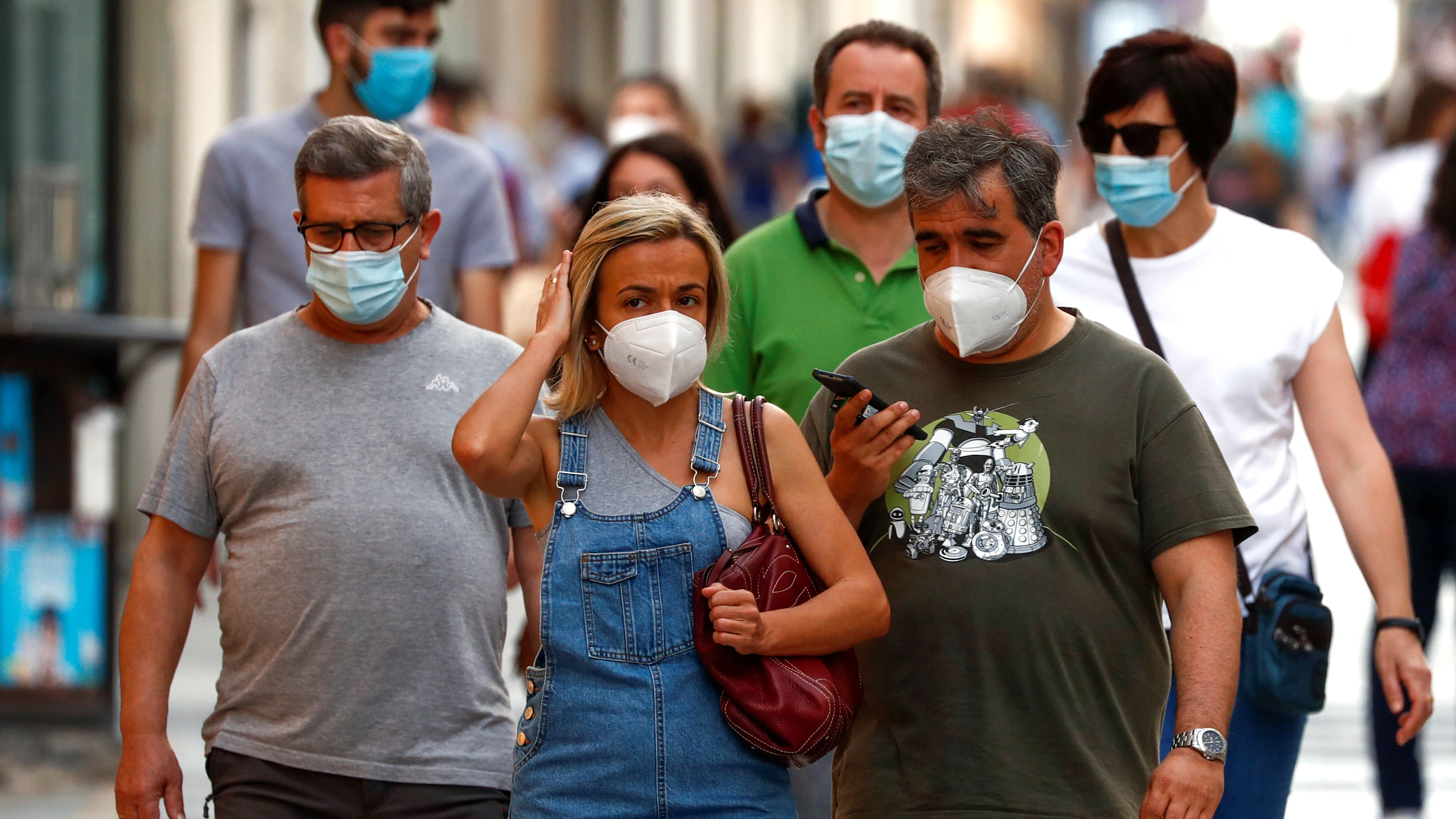 Ciudadanos pasean por las calles de Ronda protegidos con mascarillas