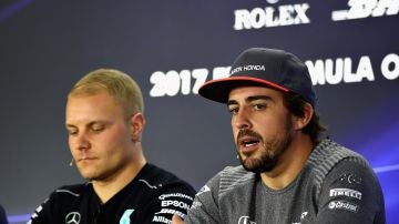 Bottas y Alonso en rueda de prensa.