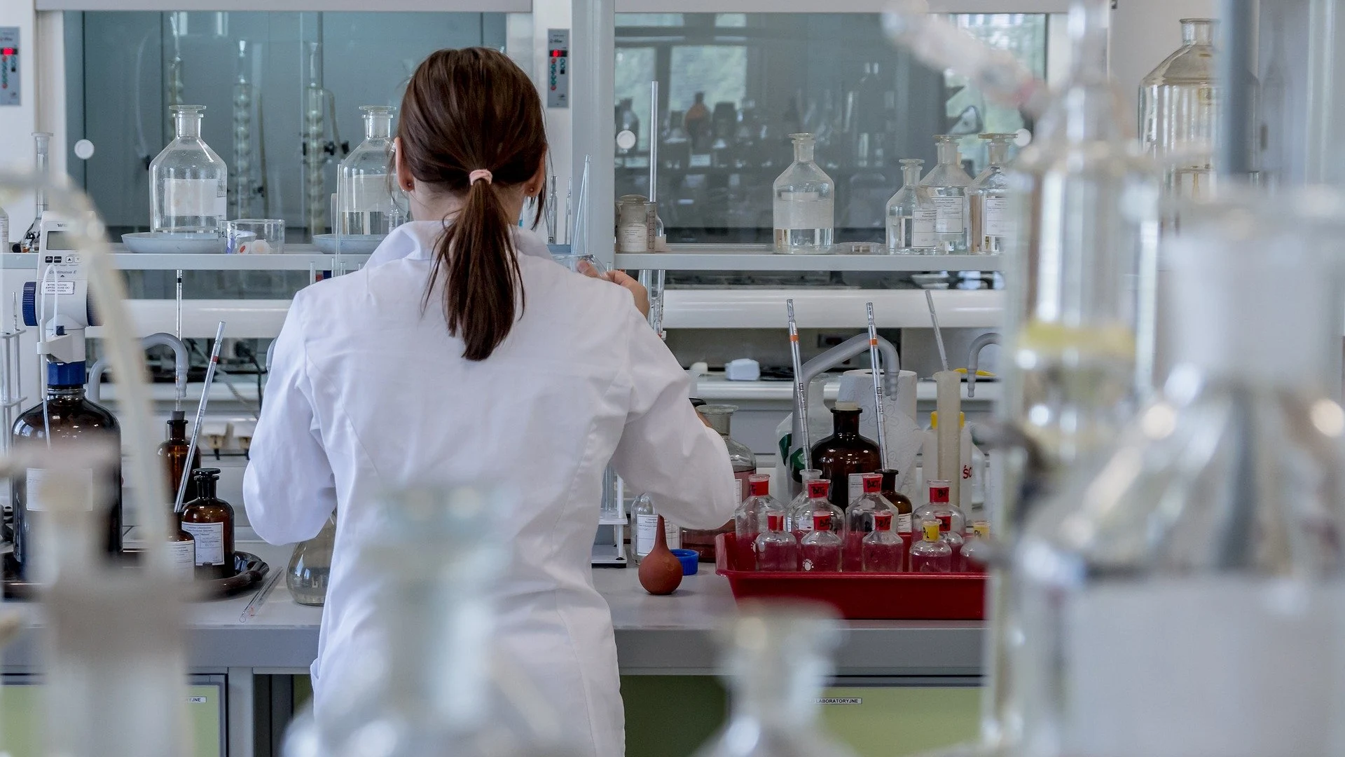 Científica trabajando en un laboratorio