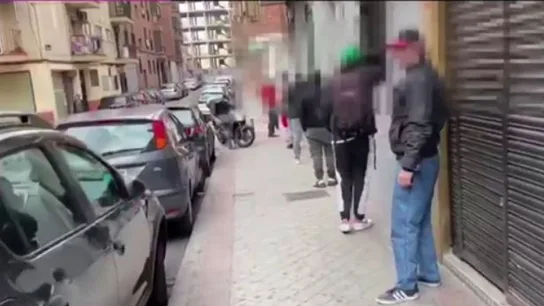 Decenas de personas hacen cola para recibir alimentos y productos de primera necesidad en Carabanchel Decenas de personas hacen cola para recibir alimentos y productos de primera necesidad en Carabanchel