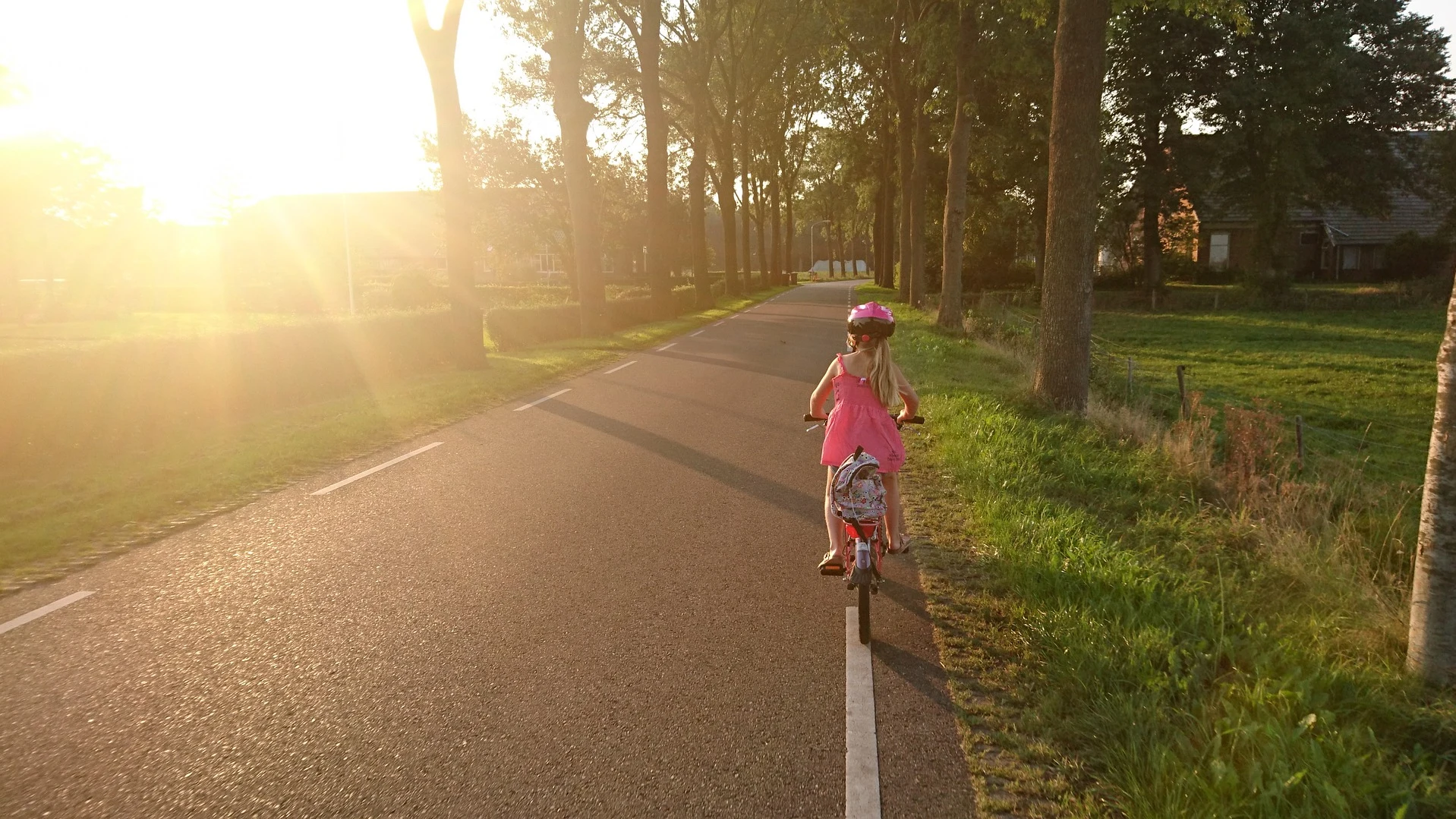 Una niña en bicicleta