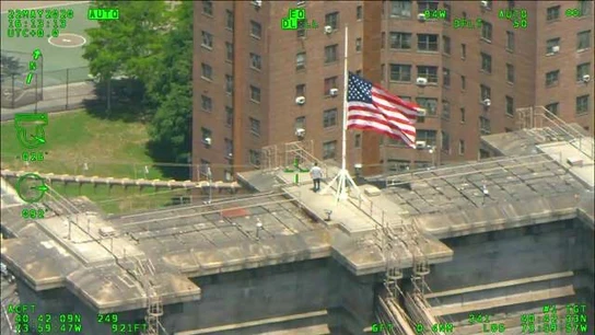Imagen del hombre rescatado en el puente de Brooklyn Imagen del hombre rescatado en el puente de Brooklyn