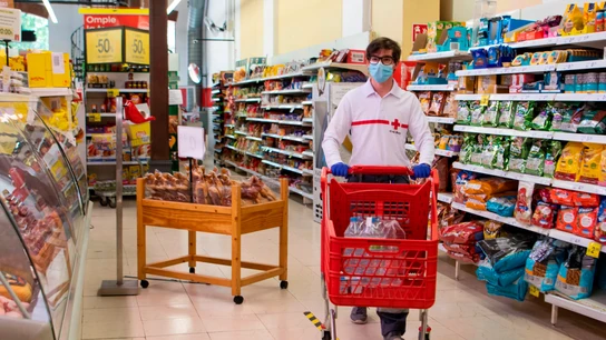 Un voluntario de la Cruz Roja hace la compra en un supermercado de Palma de Mallorca Un voluntario de la Cruz Roja hace la compra en un supermercado de Palma de Mallorca