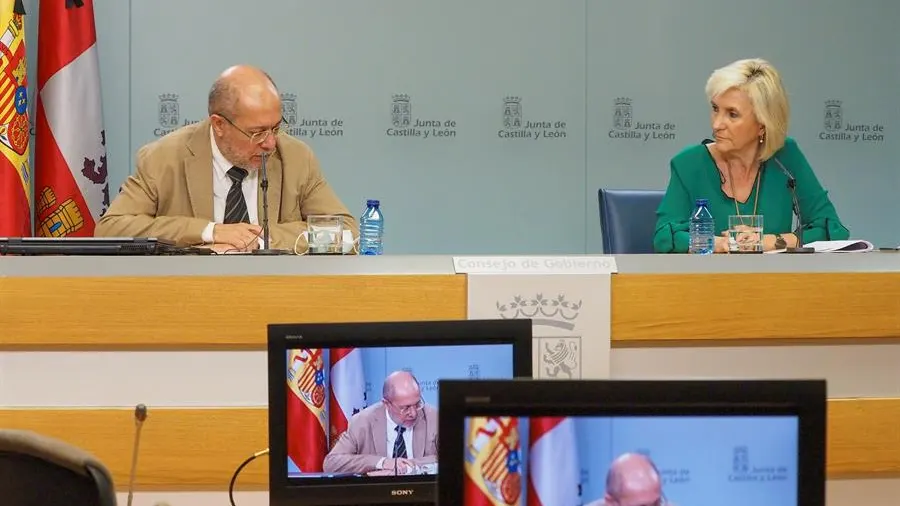  El vicepresidente, portavoz y consejero de Transparencia, Ordenación del Territorio y Acción Exterior, Francisco Igea, acompañado de la consejera de Sanidad, Verónica Casado.