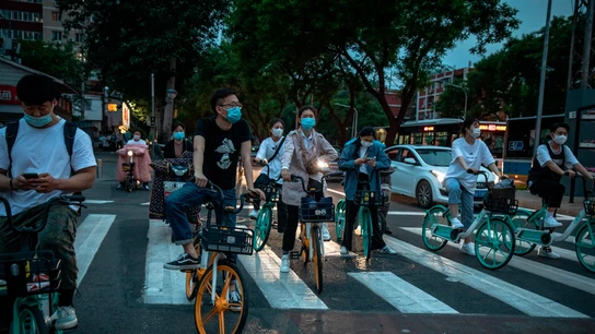 Un grupo de personas circulan en bicicleta Un grupo de personas circulan en bicicleta