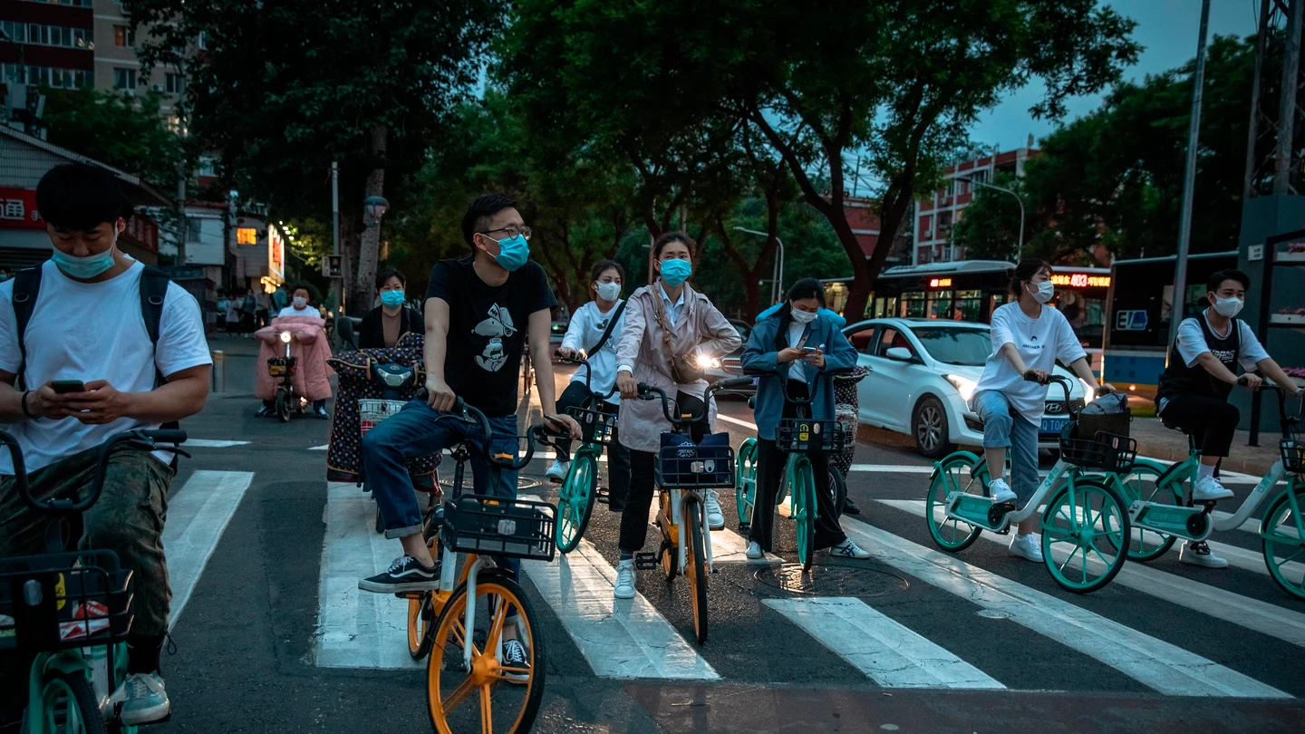 Un grupo de personas circulan en bicicleta Un grupo de personas circulan en bicicleta