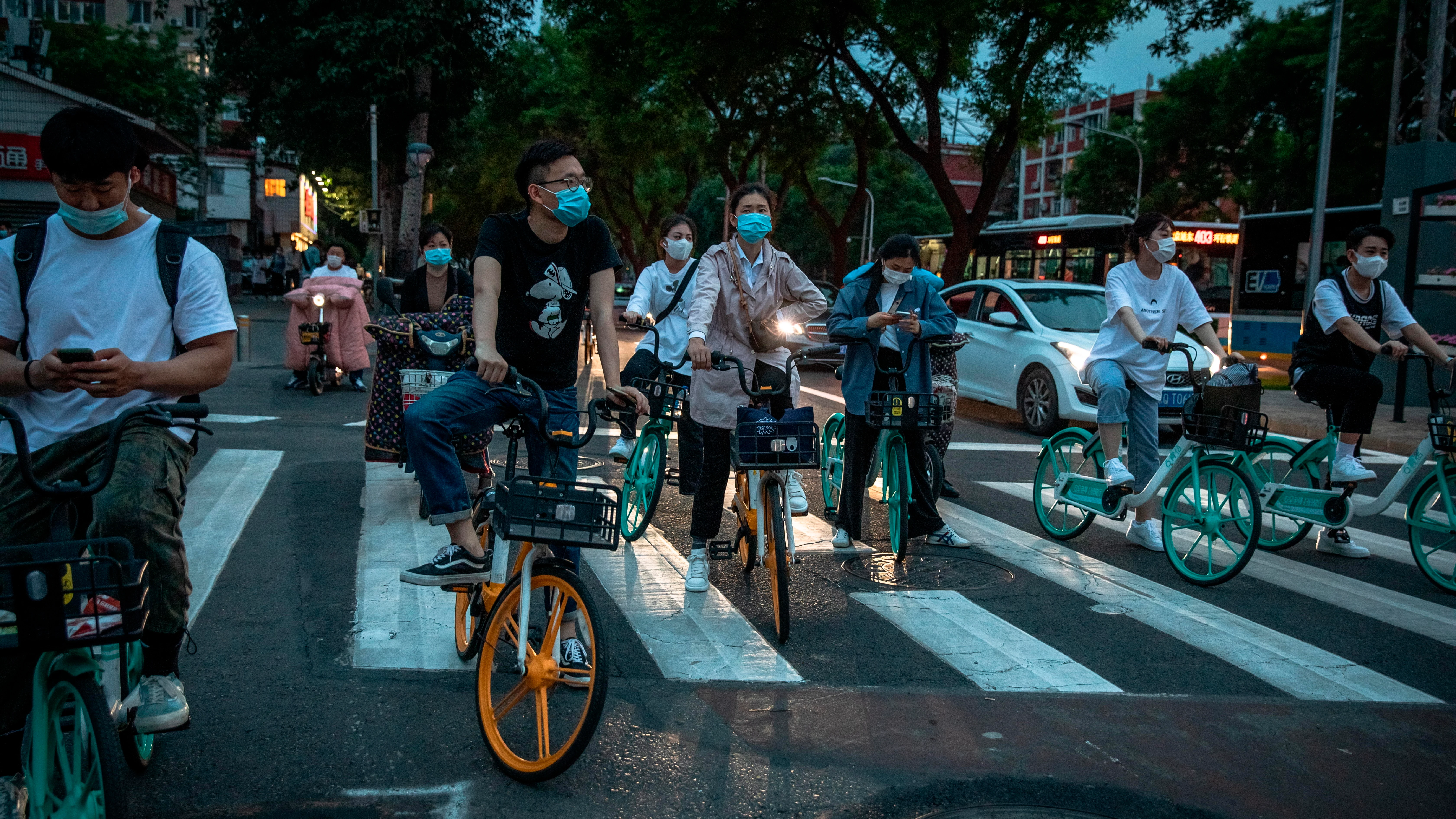 Un grupo de personas circulan en bicicleta Un grupo de personas circulan en bicicleta