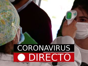 Imagen de una persona a la que toman la temperatura Imagen de una persona a la que toman la temperatura