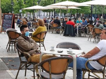Imagen de personas en una terraza Imagen de personas en una terraza