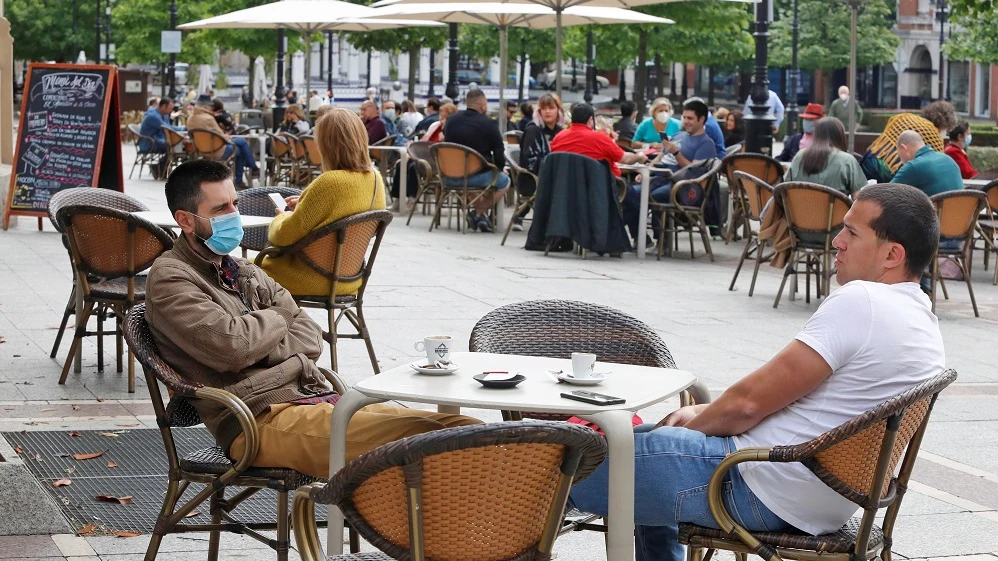 Imagen de personas en una terraza