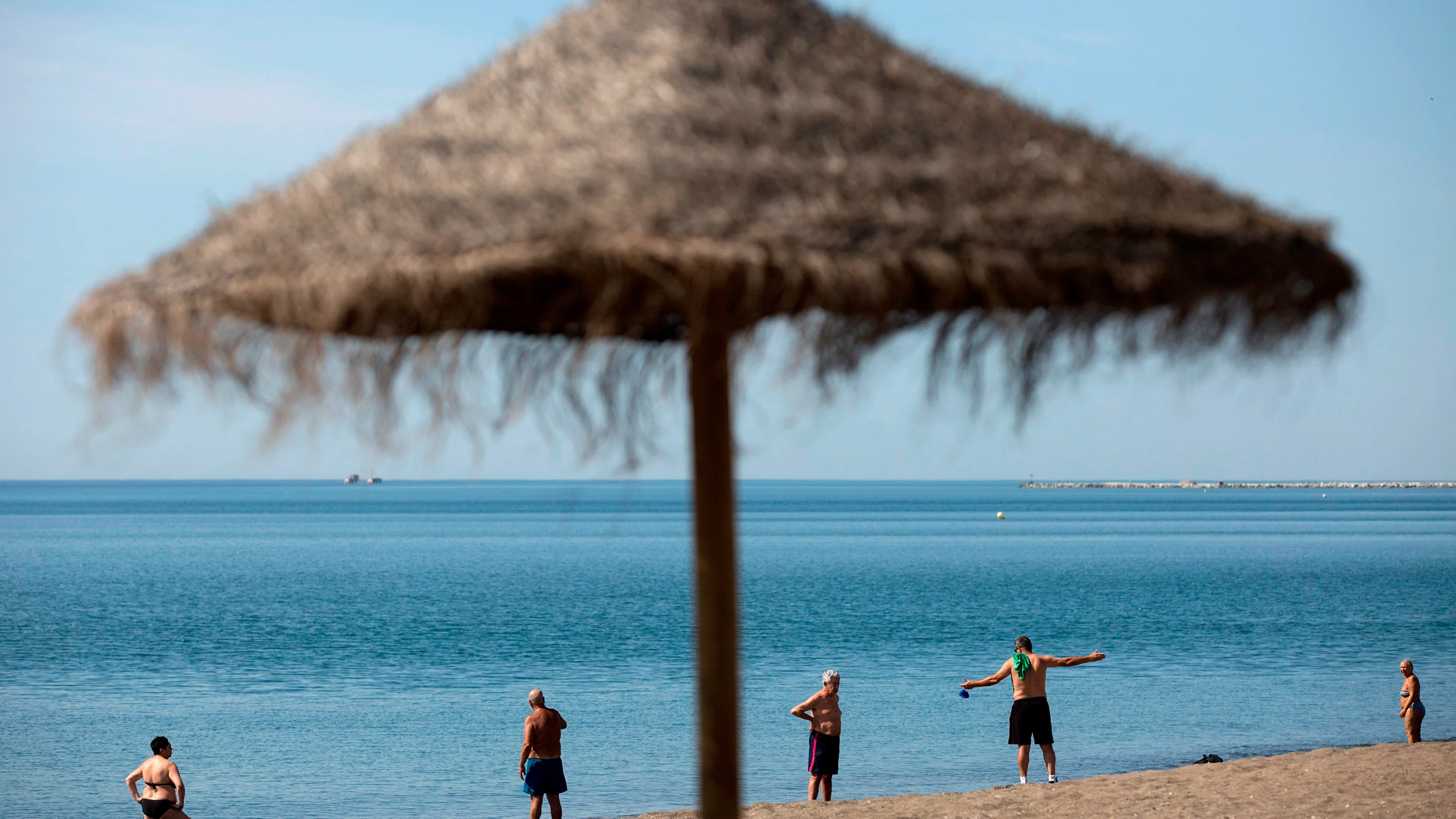 Varias personas en la playa de La Misericordia, Málaga