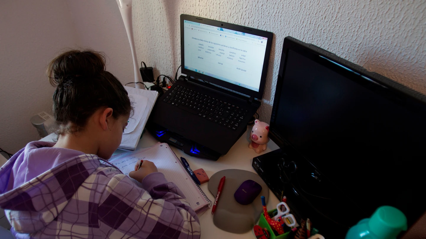 Un niña hace los deberes en su casa en Algeciras Un niña hace los deberes en su casa en Algeciras