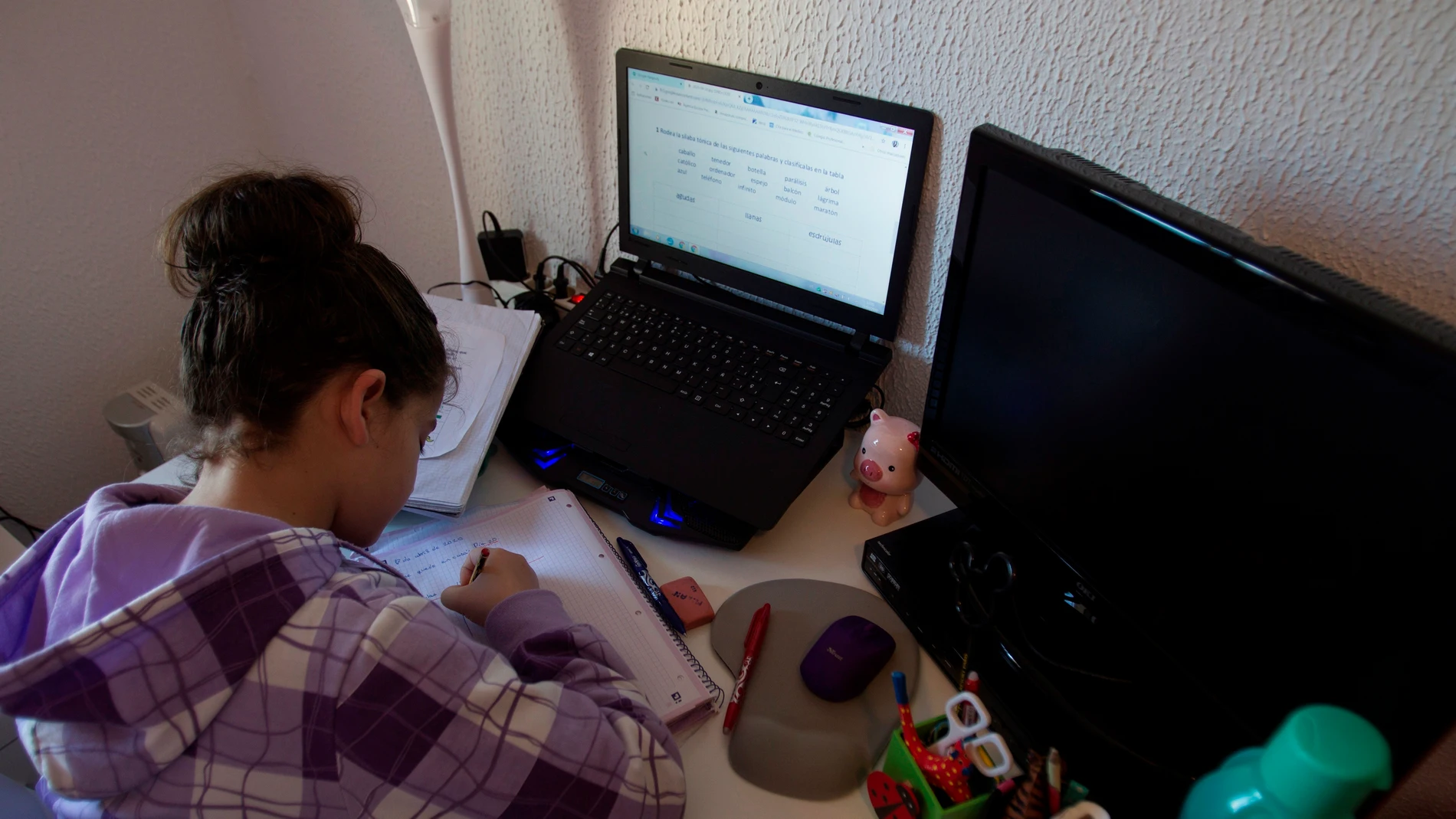 Un niña hace los deberes en su casa en Algeciras