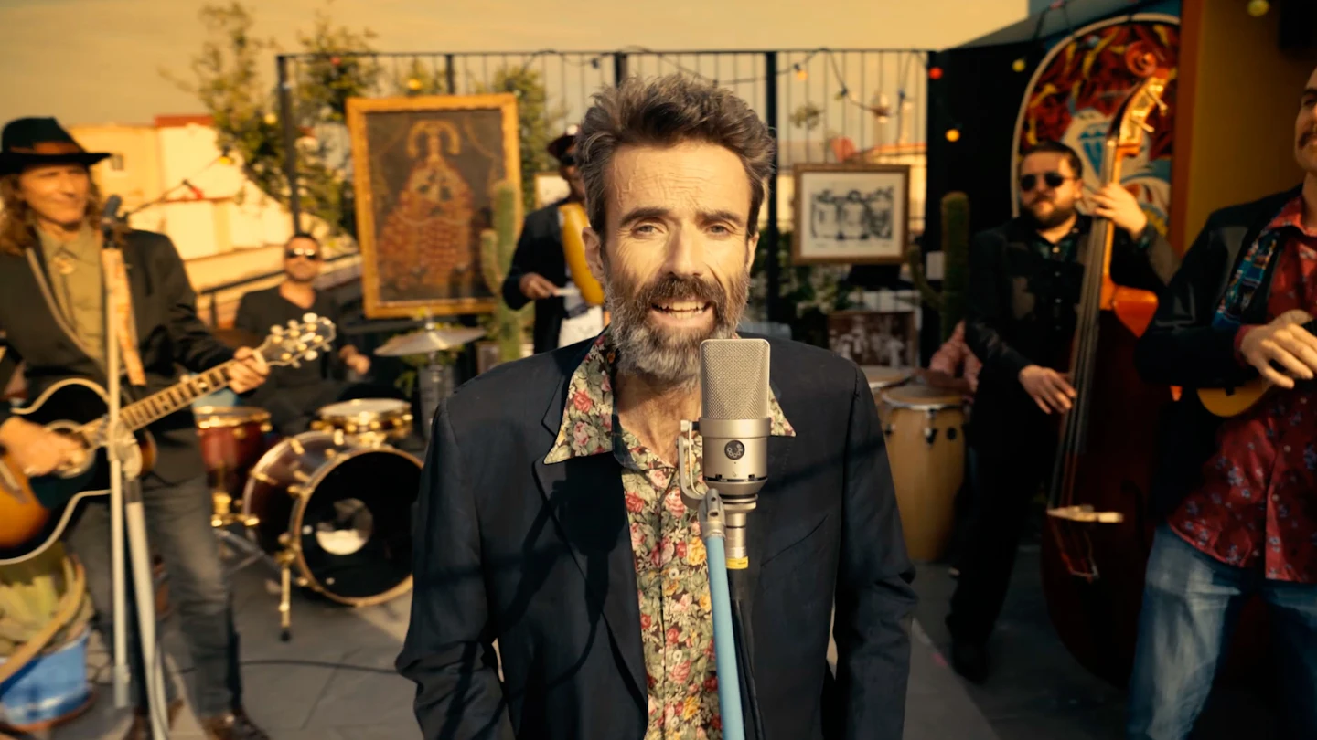 Pau Donés en el vídeo de 'Eso que tú me das' Pau Donés en el vídeo de 'Eso que tú me das'