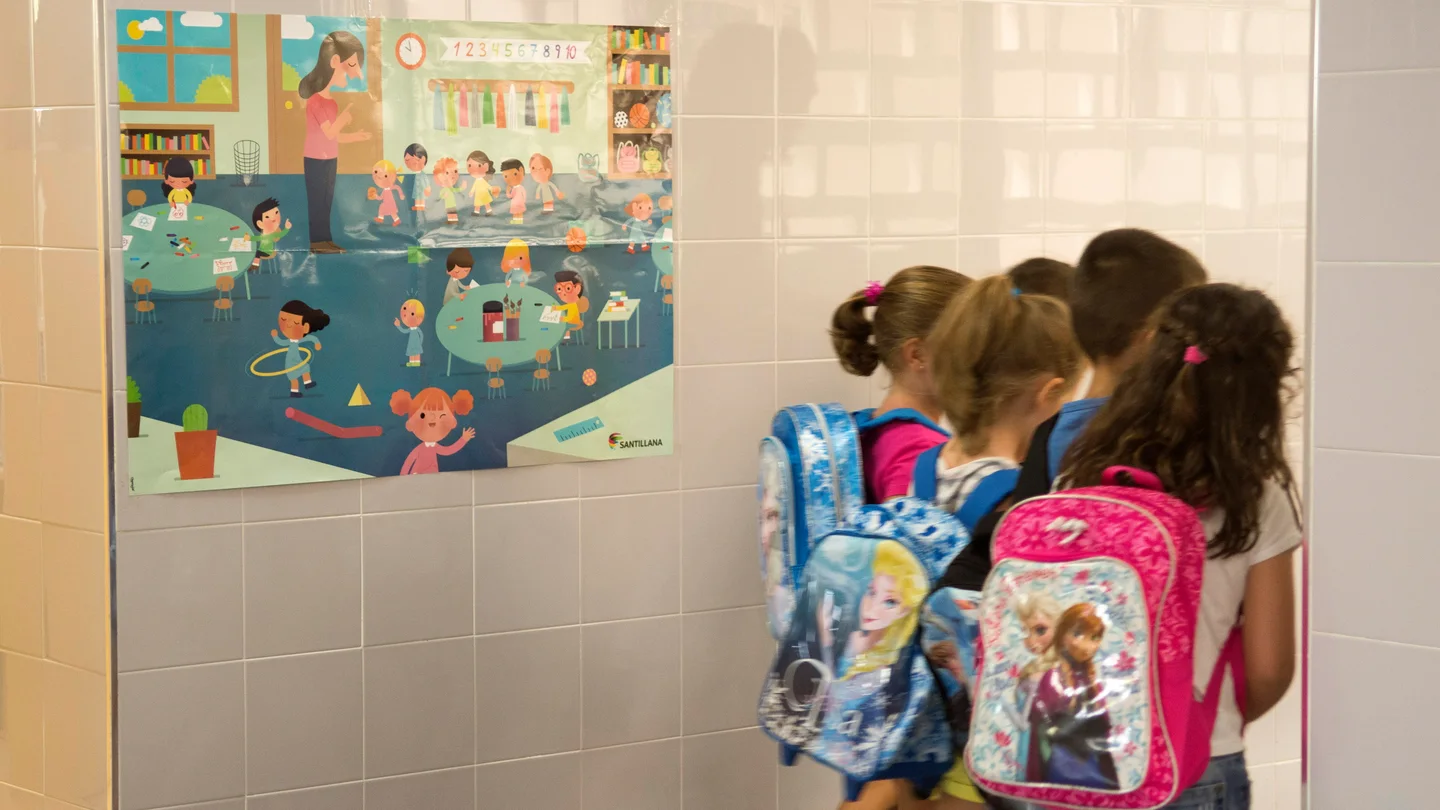 Imagen de archivo de varios niños de primaria Varios niños a su llegada al colegio