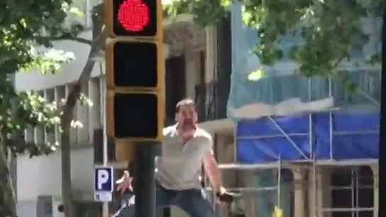 Insultan y amenazan a dos hombres que portaban la bandera LGTBI en la manifestación de Vox en Barcelona: "Bolleras, hijos de puta" Insultan y amenazan a dos hombres que portaban la bandera LGTBI en la manifestación de Vox en Barcelona: "Bolleras, hijos de puta"