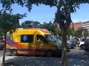Una ambulancia, atrapada en mitad de las manifestaciones de Vox contra el Gobierno Una ambulancia, atrapada en mitad de las manifestaciones de Vox contra el Gobierno
