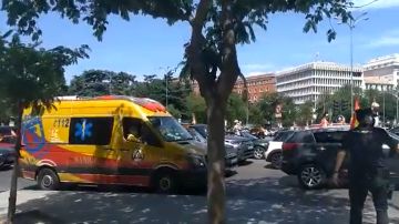 Una ambulancia, atrapada en mitad de las manifestaciones de Vox contra el Gobierno