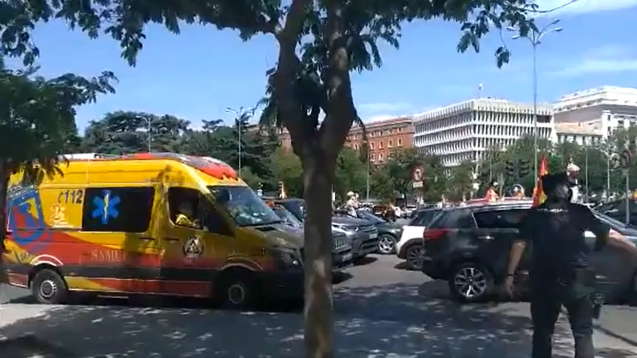 Una ambulancia, atrapada en mitad de las manifestaciones de Vox contra el Gobierno