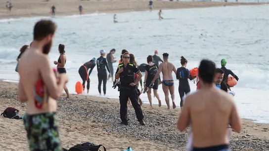 Los mossos d'Esquadra avisan de las actividades prohibidas en la playa de la Barceloneta Los mossos d'Esquadra avisan de las actividades prohibidas en la playa de la Barceloneta