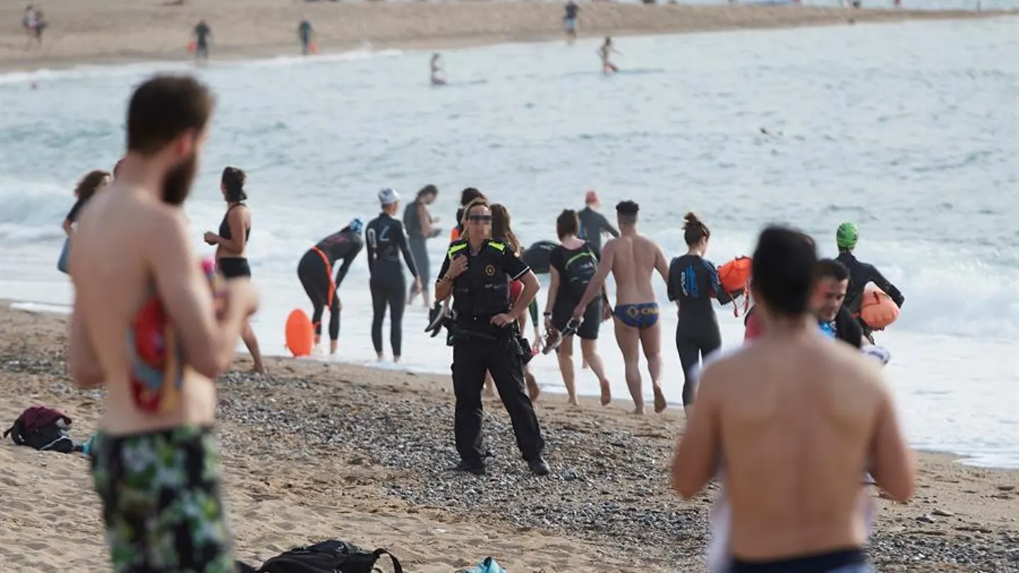 Los mossos d'Esquadra avisan de las actividades prohibidas en la playa de la Barceloneta Los mossos d'Esquadra avisan de las actividades prohibidas en la playa de la Barceloneta