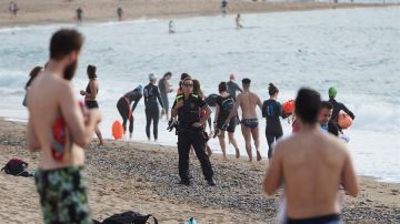 Los mossos d'Esquadra avisan de las actividades prohibidas en la playa de la Barceloneta