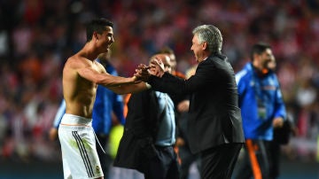 Cristiano Ronaldo y Carlo Ancelotti, tras ganar la Décima en Lisboa