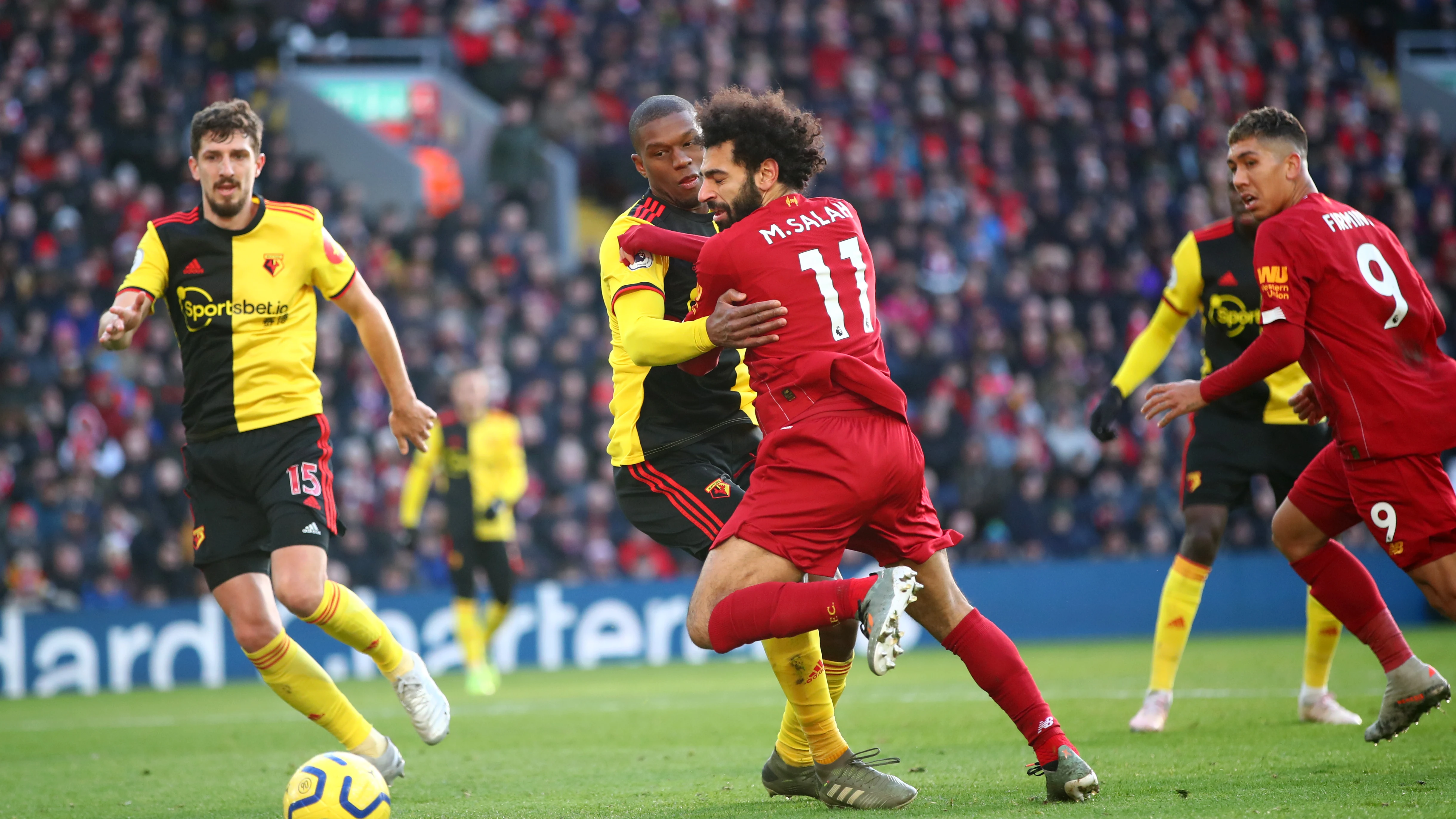 Christian Kabasele puja con Mohamed Salah