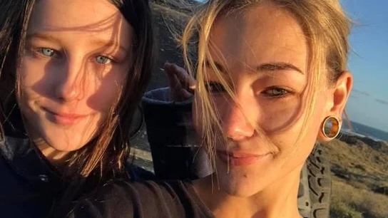 Amber-Lee Friis junto a su hermana Amber-Lee Friis junto a su hermana